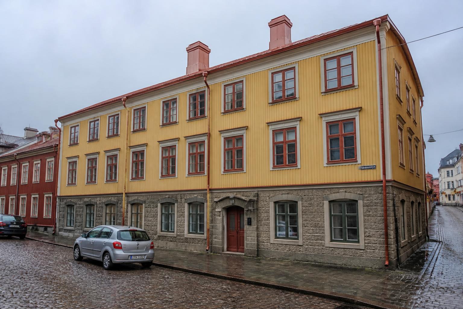 Klassisk trävilla i Göteborg en solig dag