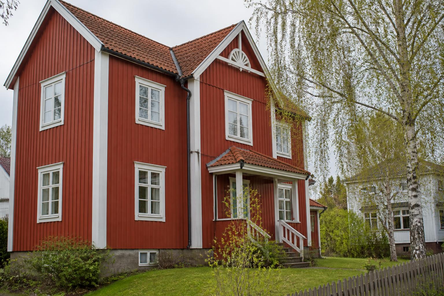 Klassisk Uppsala-villa nära rullstensås en solig dag